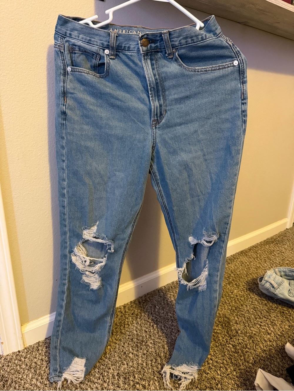 American Eagle Outfitters Women's Light Wash Ripped Mom Jeans